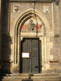 hlavní portál kostela